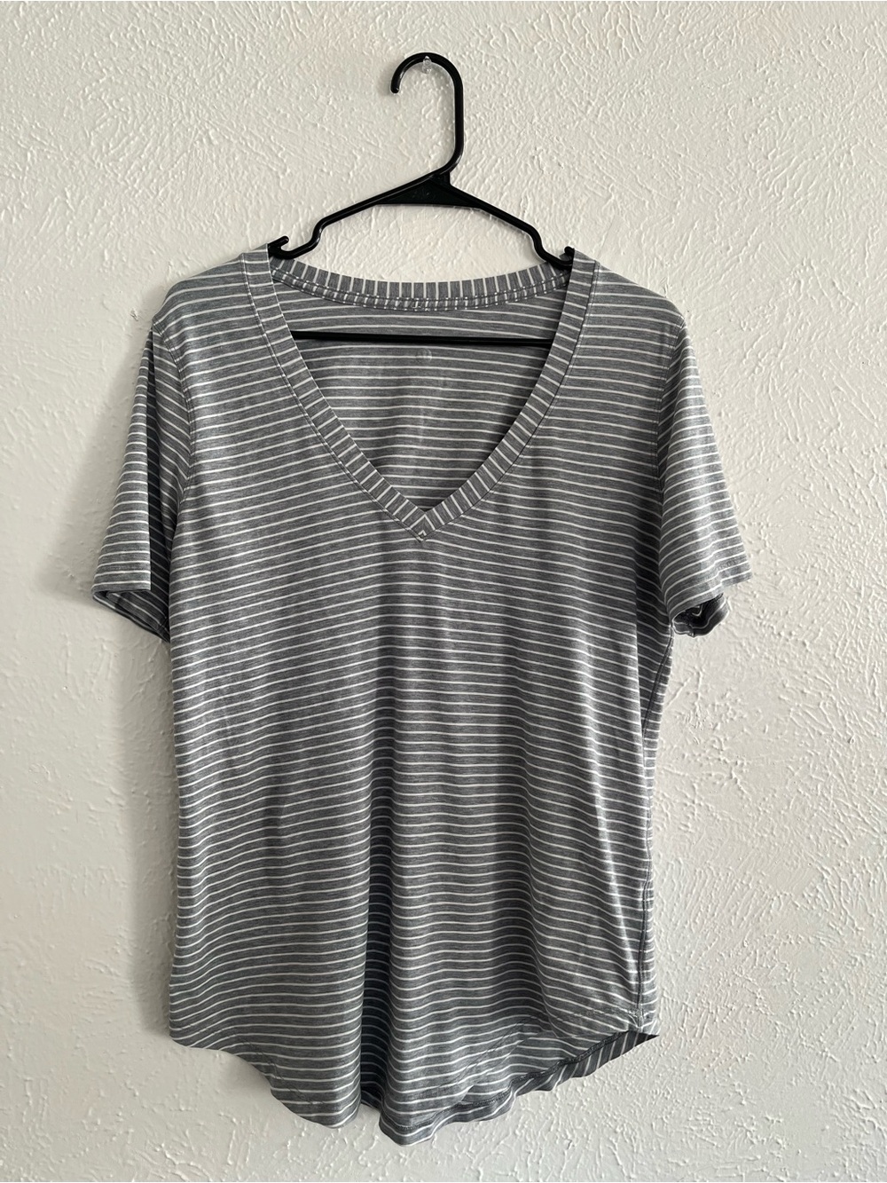 lululemon athletica Gray & White Striped V-Neck Short Sleeve Tee